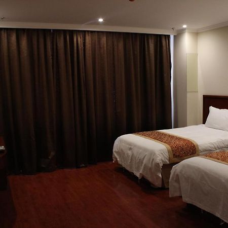 Greentree Wulumuqi Airport Hotel Urumczi Zewnętrze zdjęcie